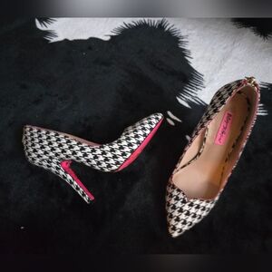 Checkered pump